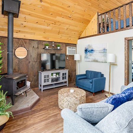 Quaint Loft Cabin W Hot Tub, Firepit, Deck & Grill Hedgesville Luaran gambar