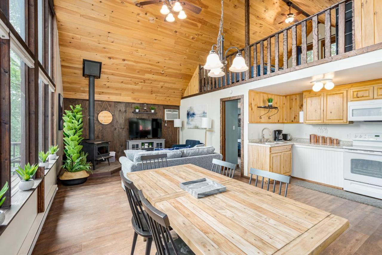 Quaint Loft Cabin W Hot Tub, Firepit, Deck & Grill Hedgesville Luaran gambar