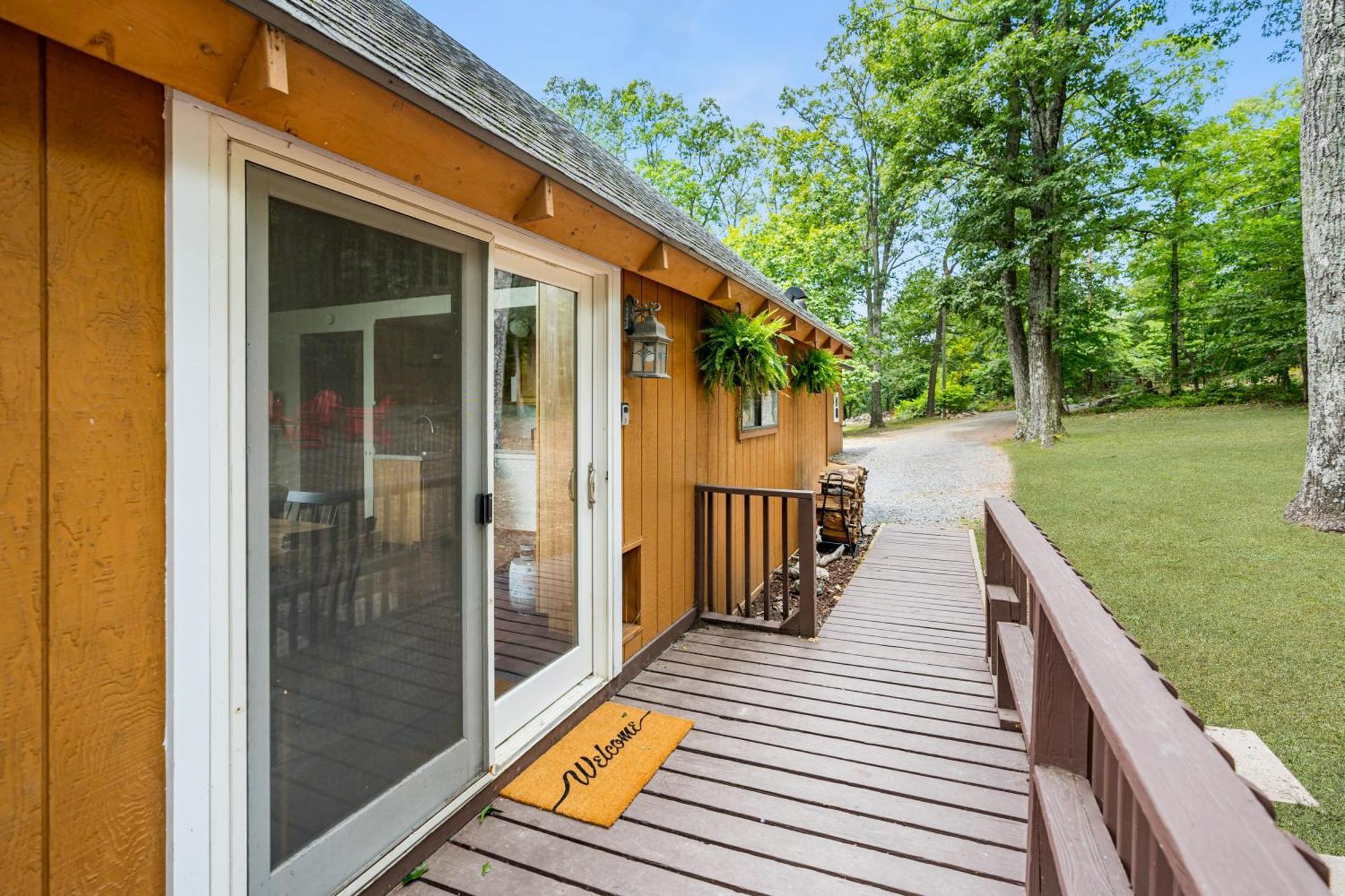 Quaint Loft Cabin W Hot Tub, Firepit, Deck & Grill Hedgesville Luaran gambar