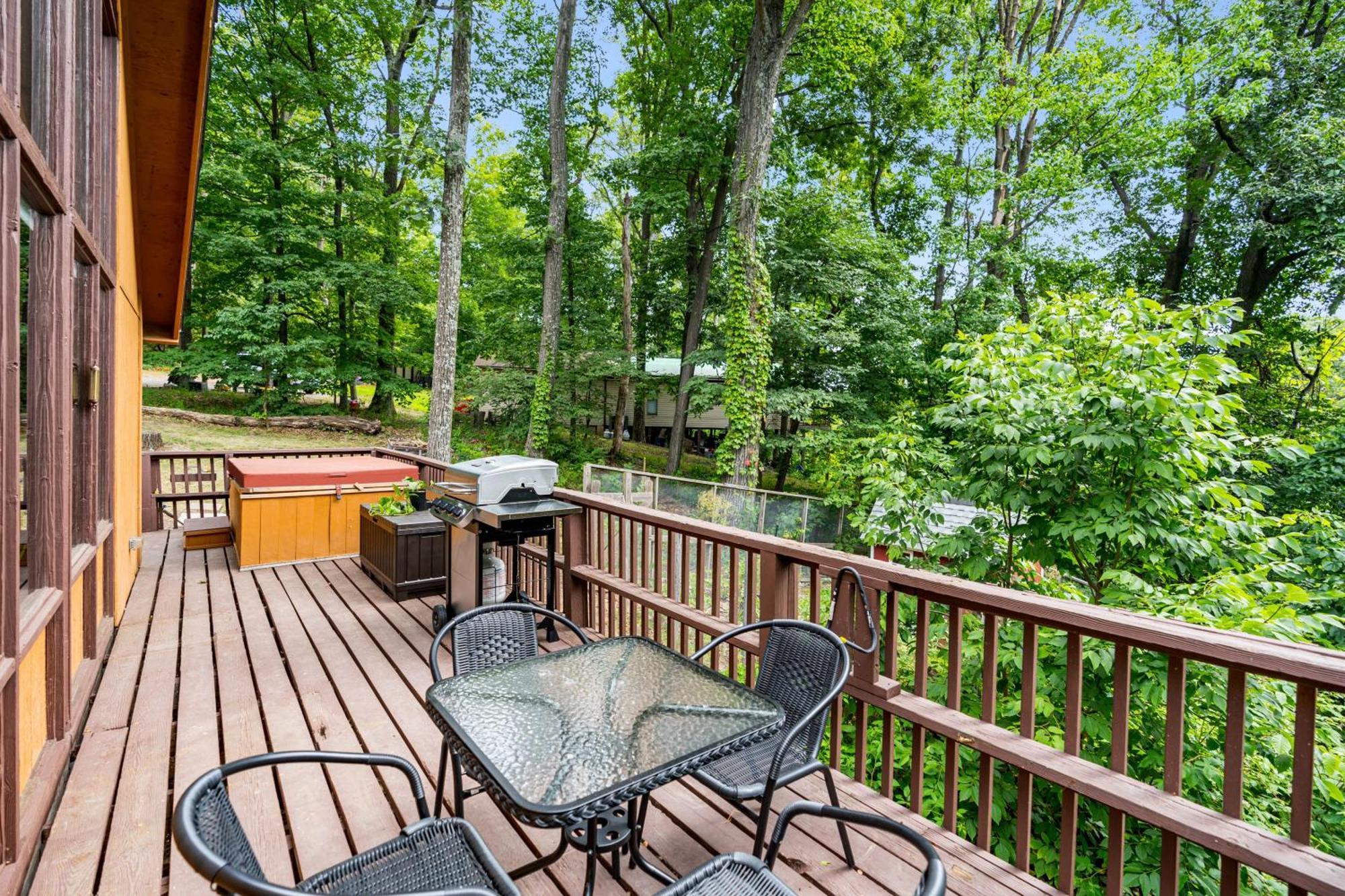 Quaint Loft Cabin W Hot Tub, Firepit, Deck & Grill Hedgesville Luaran gambar