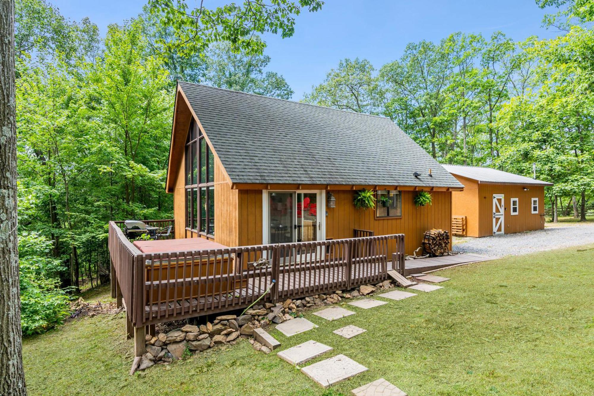 Quaint Loft Cabin W Hot Tub, Firepit, Deck & Grill Hedgesville Luaran gambar