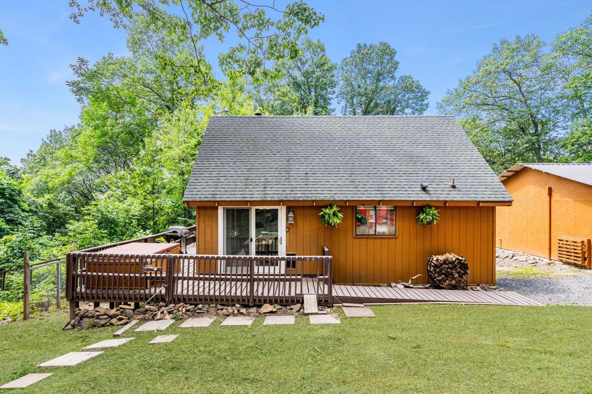 Quaint Loft Cabin W Hot Tub, Firepit, Deck & Grill Hedgesville Luaran gambar