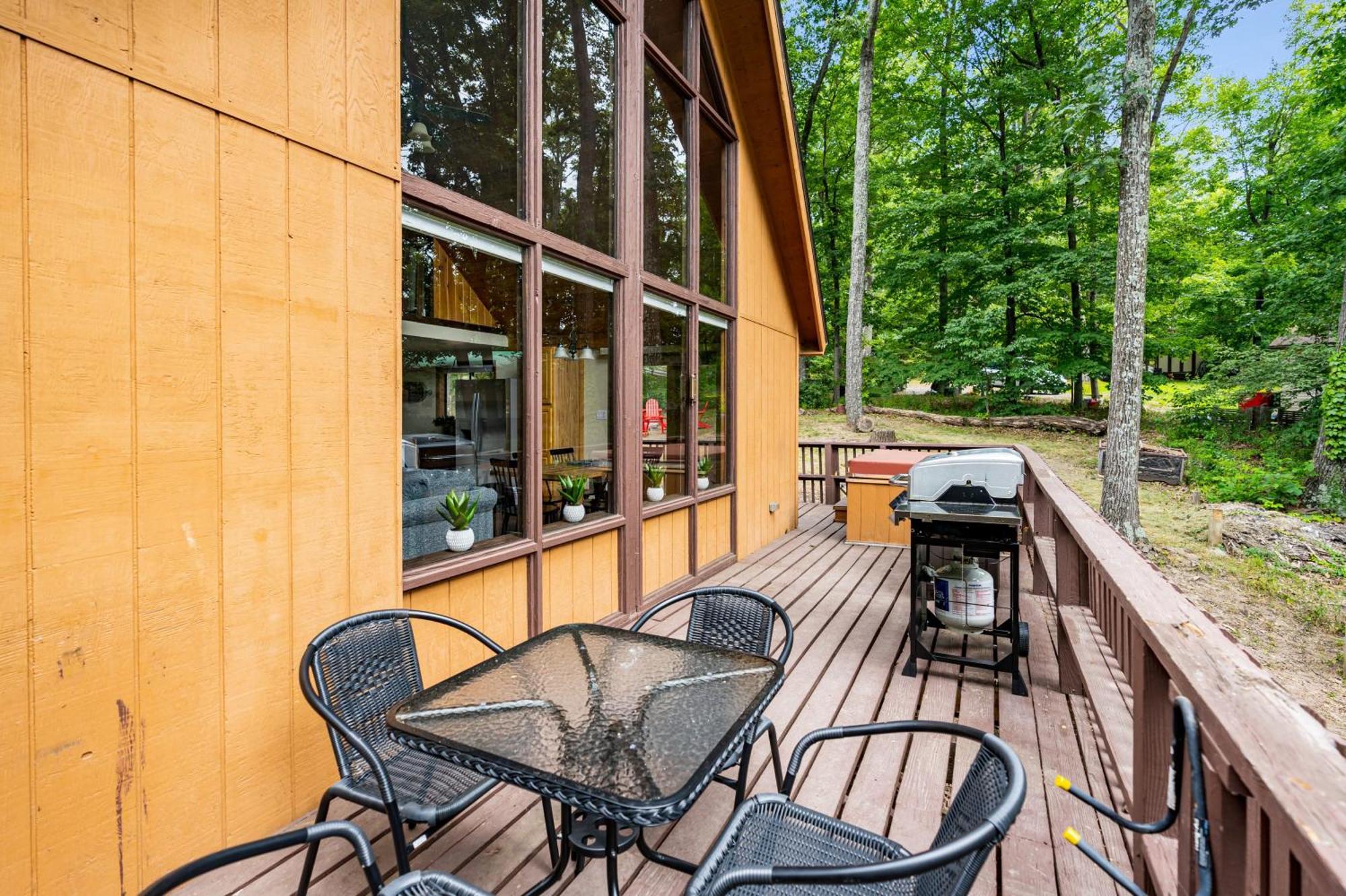 Quaint Loft Cabin W Hot Tub, Firepit, Deck & Grill Hedgesville Luaran gambar